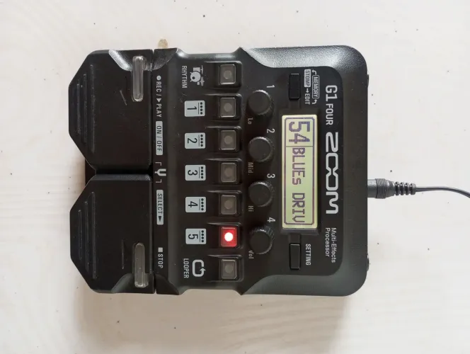 Pedaleira Zoom G1 four