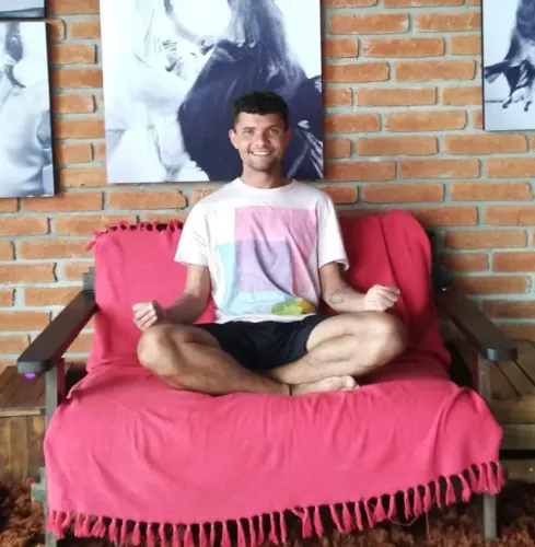 Caique Jardim | Professor de Yoga Online e Presencial