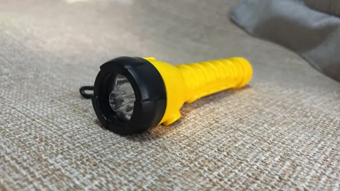 Lanterna Compacta 3 Led Amarela Com 2 Pilhas Aa Rayovac  