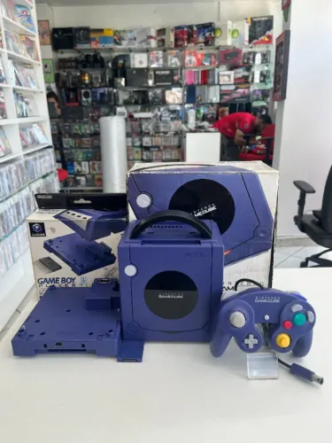 CONSOLE NINTENDO GAMECUBE ROXO + GAME BOY PLAYER NA CAIXA (JPN) SEMINOVO - NINTENDO
