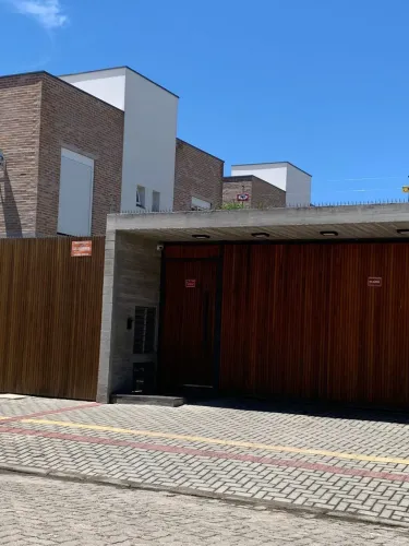 Sobrado à venda no Vivendas do Laranjal, Pelotas. Esquadrias de PVC, lareira, 2 suítes com