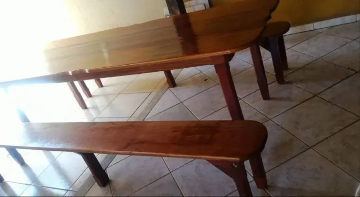 Conjunto mesa madeira maciça.