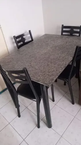 Mesa de granito c/4 cadeiras