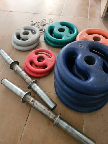 Kit anilhas emborrachadas + halteres (kit musculação)Pesos