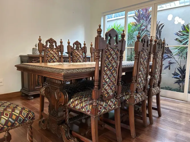 Mesa de jantar de madeira maciça!