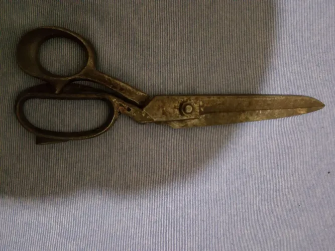 Tesoura de alfaiataria antiga