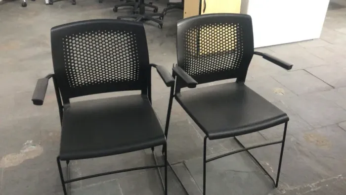 CADEIRA FIXA EM POLIPROPILENO 