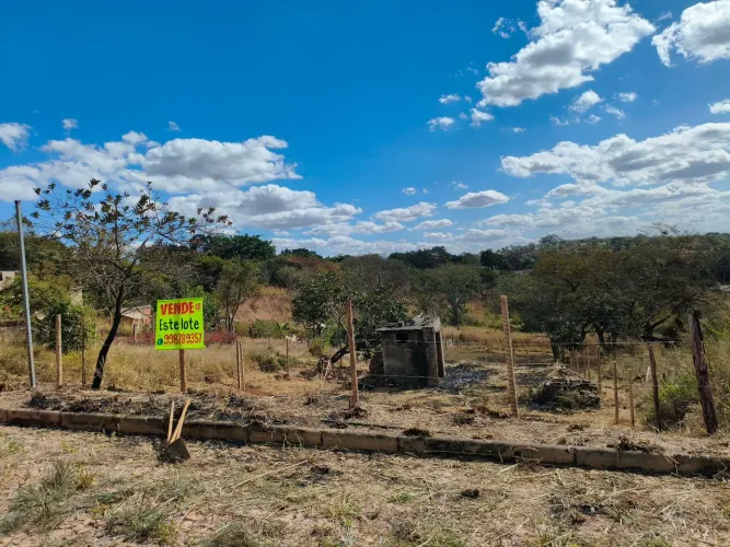 Vende-se lote R. Januaria - Quinta do Varginha 