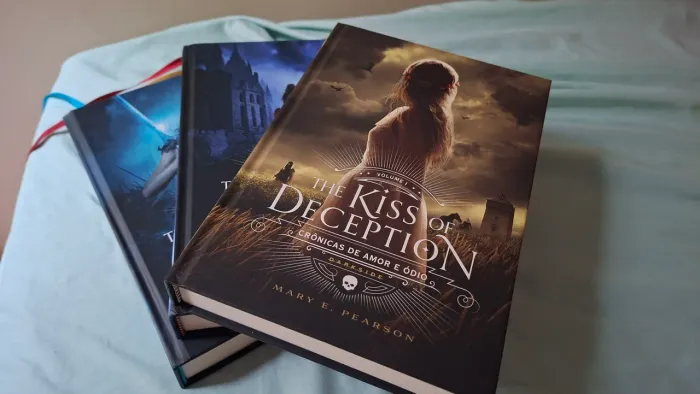 Trilogia Crônicas de Amor e Ódio, Vol. 1, 2 e 3 - The Kiss of deception