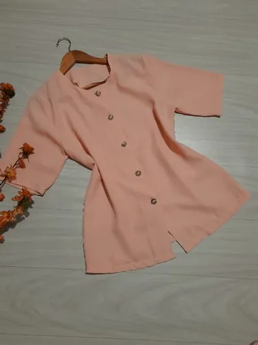 Camisa feminina em crepe, manga curta e fechamento em botões de prata com detalhes. <br>