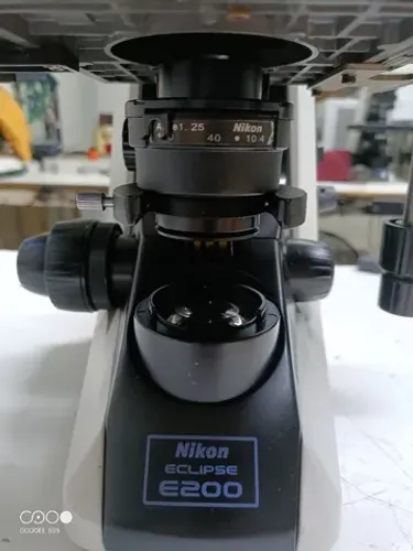 Microscópio binocular Nikon eclipse E200 