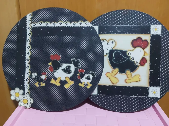 Kit 2 quadros decorativos artesanais de galinha - decoupagem, tecido e madeira mdf 