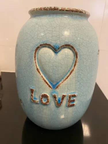 Vaso decorativo love em cerâmica azul com detalhes envelhecidos pela pintura 