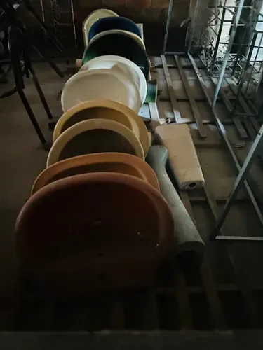 Pias de banheiro antigas e seminovas
