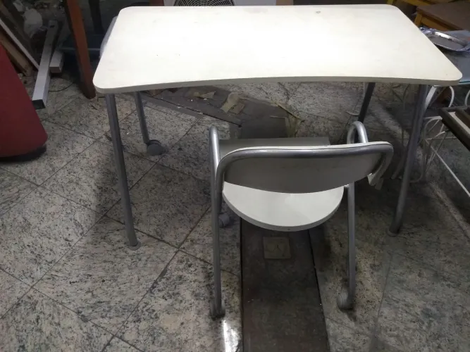 Mesa de Escritório com Cadeira