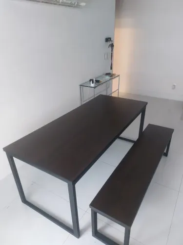 Mesa de jantar com banco em madeira e metal
