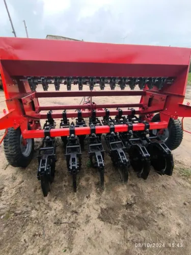 Plantadeira Agrícola Semeato SHM 11/13