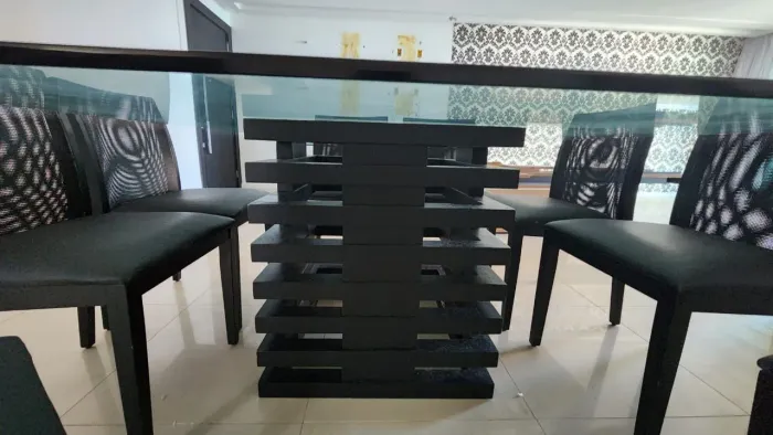 Mesa de vidro com 8 cadeiras