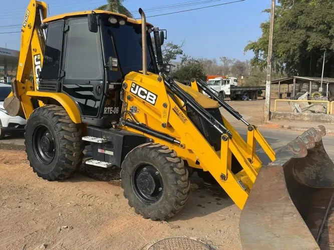 Retroescavadeira  JCB 3CX 2021- Aceito entrada de R$ 29.500,00 