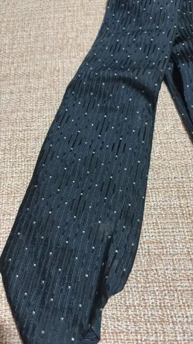 Gravata azul escuro metálico com detalhes em branco