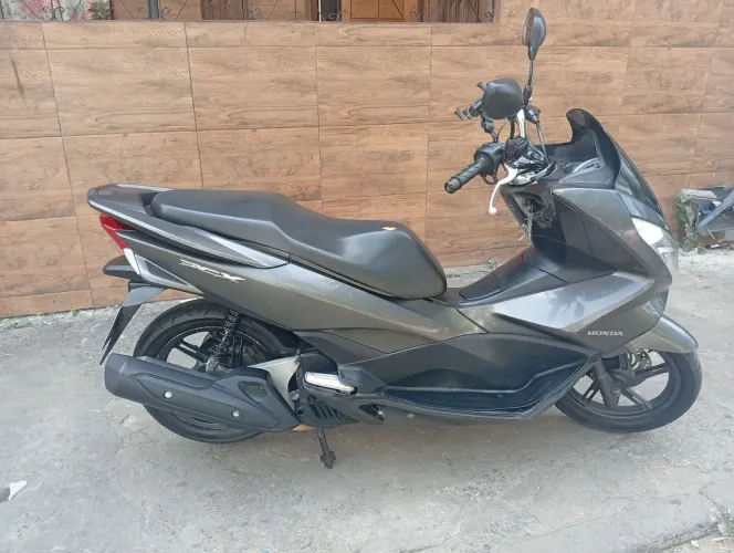 Vende-se uma excelente moto Honda PCX 150