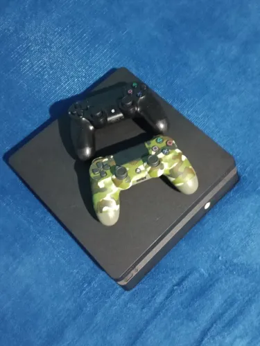 Vende-se ps4, com 4 jogos mídia física 