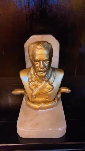 Linda e Antiga Escultura Busto Do Louis Pasteur Em Metal  com base em alabastro Francês 