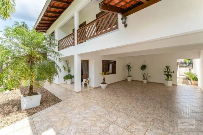 Casa à Venda com 3 Suítes e Área de Festas no bairro Vila Nova em Blumenau