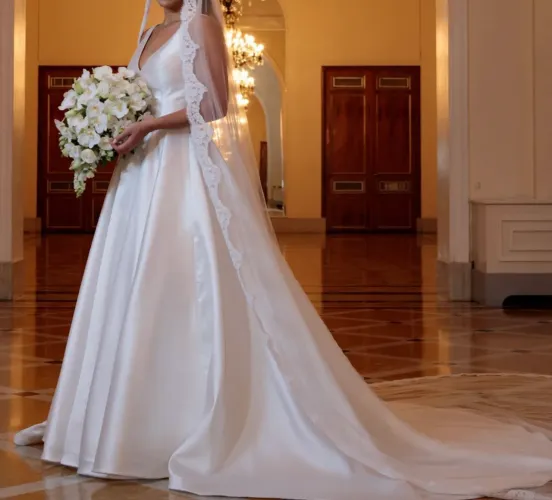 Vestido de noiva Stella Fischer feito sob medida, todo em zibeline de seda italiano 