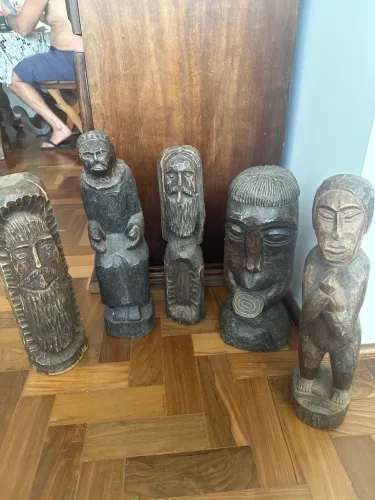 Estátuas afro-indigenas de madeira 