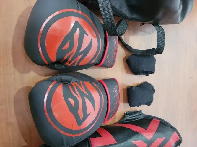 Luva NAJA Muay Thai/Boxe + 2 pares de bandagens + bucal