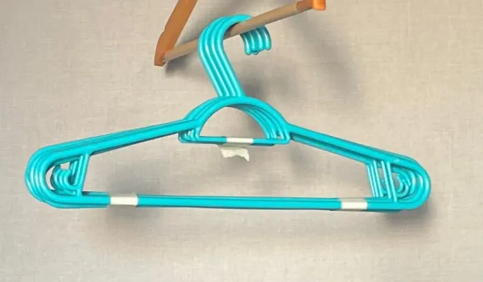 Vendo kit com 12 cabides de plástico azul ou preto