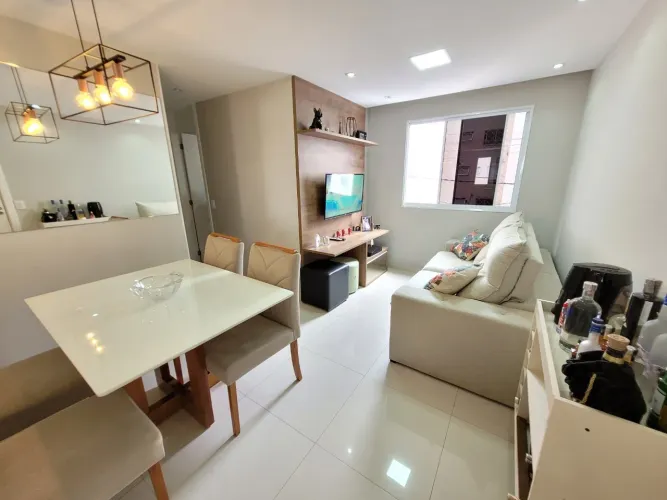 Apartamento de dois dormitórios a venda com vaga de garagem demarcada.