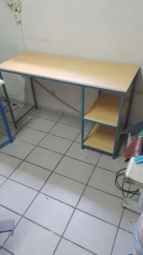 Mesa de Escritório com Prateleira feita por encomenda