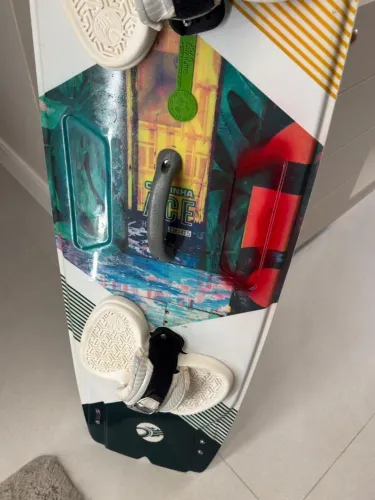 Prancha de kitesurf Cabrinha Ace Hybrid 2021, modelo bidirecional (twintip)