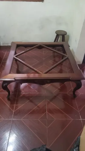 Mesa de centro de madeira maciça trabalhada com vidro trabalho nas bordas