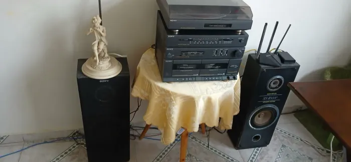 Vitrola antiga com caixas de som