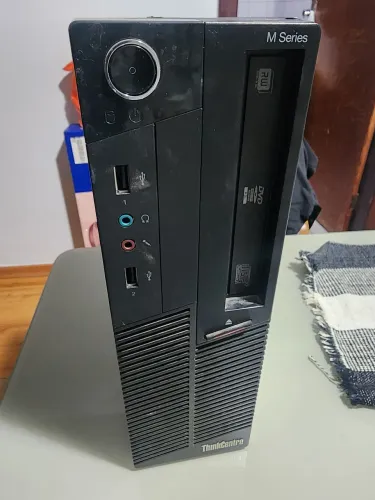 Computador Lenovo ThinkCentre M90 para retirada de peças
