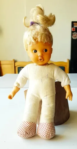 Brinquedo - Boneca Antiga (Pano e Borracha) - Tamanho 26 cm (Para Manutenção)