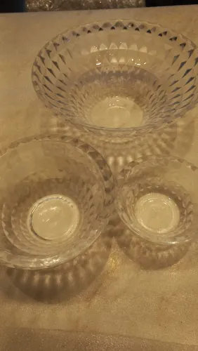 Conjunto de pratos em vidro facetado