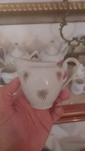 Pequeno bule jarra de porcelana com detalhes dourados lindo e antigo