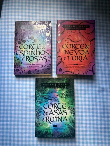 Vendo os livros 1, 2 e 3 da coleção Corte de Espinhos e Rosas, de Sarah J. Maas.
