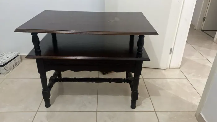 Mesa de Canto em Madeira Escura