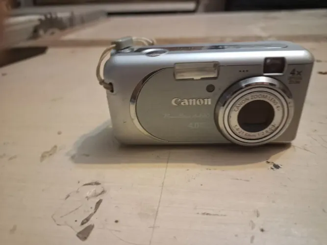 Maquina fotográfica digital .funciona a pilha .nao sei se esta funcionando