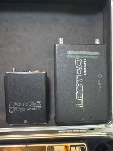 Receptor Lectrosonics UCR211 com transmissor UM200C, BLK28/Frequência: 716.8-742.3 MH
