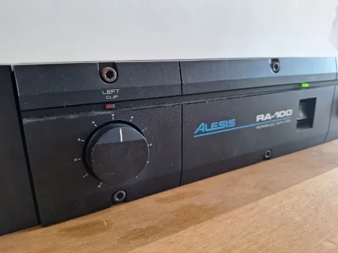 Amplificador de estúdio Alesis RA 100