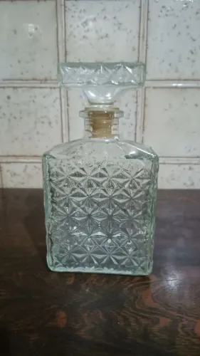 Linda garrafa de whisky ou licoreira, lapidada em vidro grosso década 70, vintage
