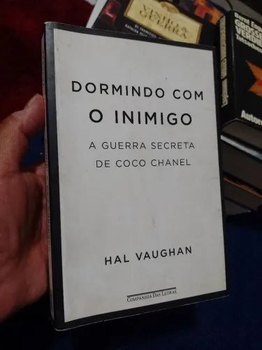 Dormindo com o inimigo - A guerra secreta de Coco Chanel - (Hal Vaughan)