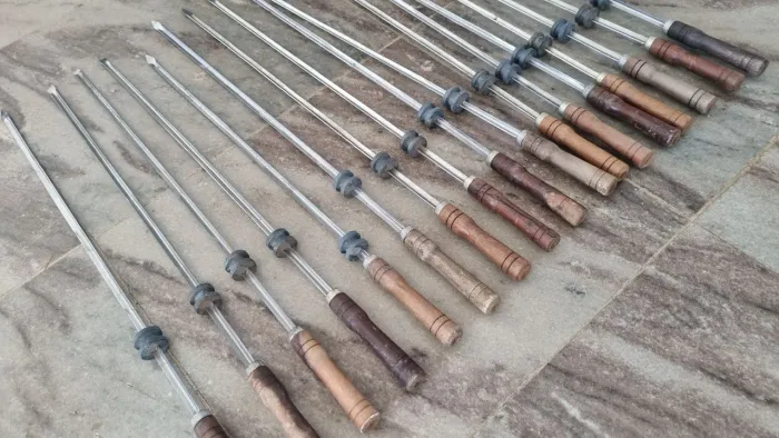 17 Espetos de Churrasco Espada em Inox com Roldana 70 cm