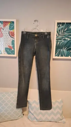 Calça skinny com bordado no bolso